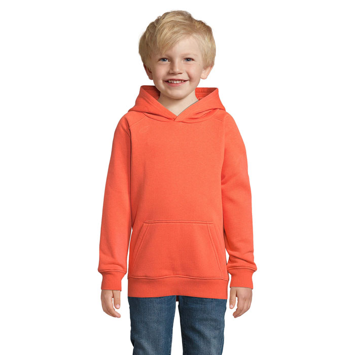 Enfant souriant en sweat à capuche orange