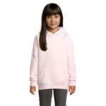 Jeune fille portant un sweat à capuche rose