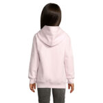 Enfant portant sweat à capuche rose pâle