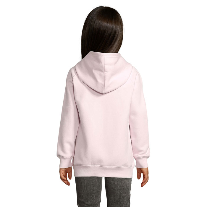 Enfant portant sweat à capuche rose pâle