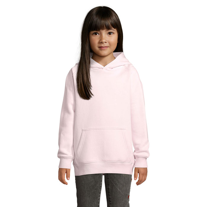 Jeune fille portant un sweat à capuche rose
