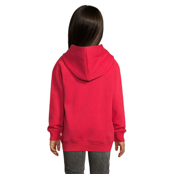 Enfant portant un sweat à capuche rouge