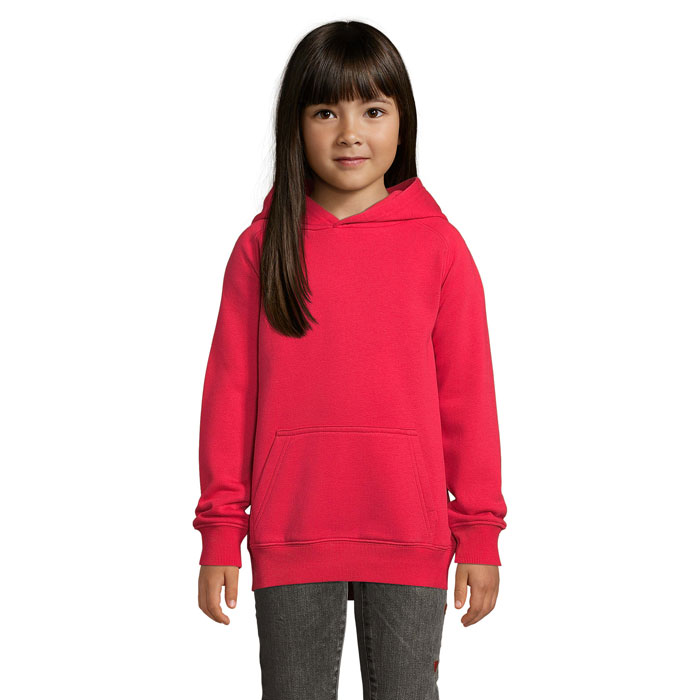 Fillette portant un sweat à capuche rouge