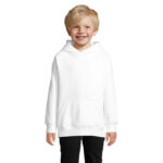 Enfant souriant portant un sweat à capuche blanc