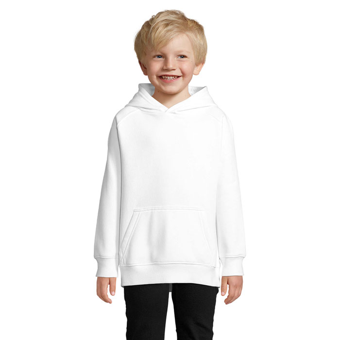 Enfant souriant portant un sweat à capuche blanc