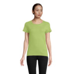 Femme portant t-shirt vert sur fond neutre