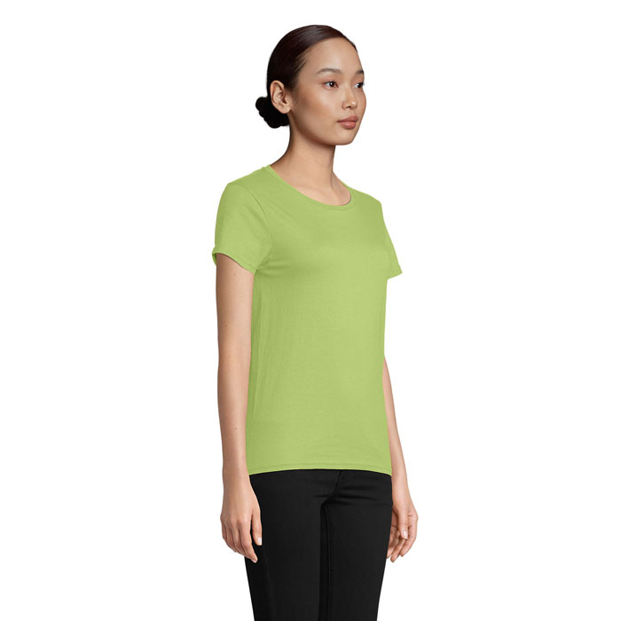 Femme portant un t-shirt vert et pantalon noir