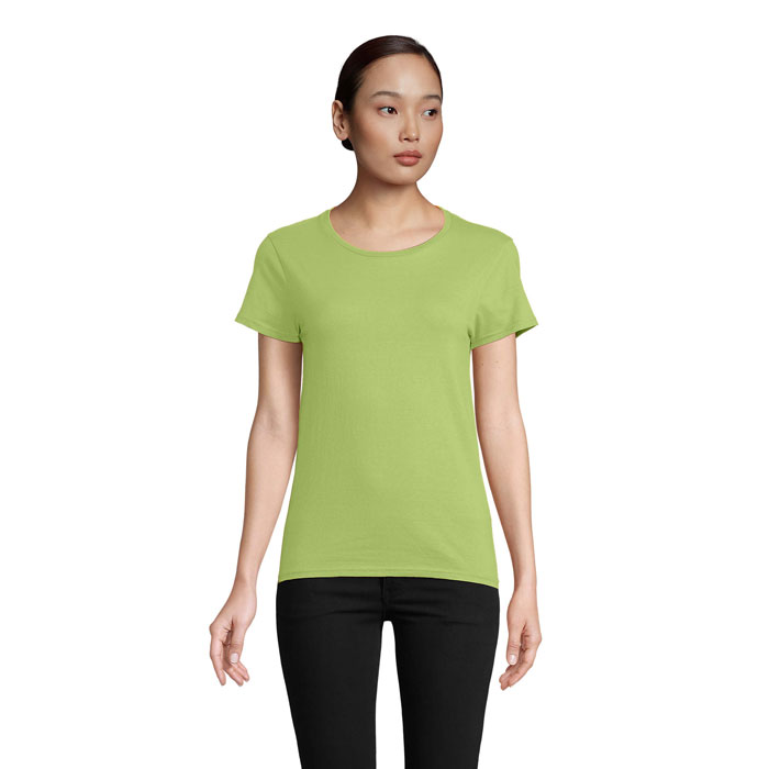 Femme portant t-shirt vert sur fond neutre
