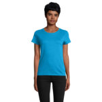 Femme portant t-shirt bleu et pantalon noir