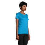 Femme portant t-shirt bleu et pantalon noir