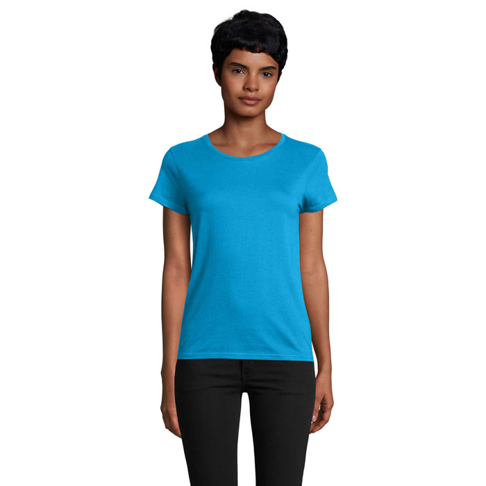 Femme portant t-shirt bleu et pantalon noir