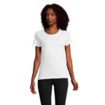 Femme portant t-shirt blanc uni et pantalon noir