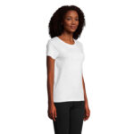 Femme portant t-shirt gris et pantalon noir