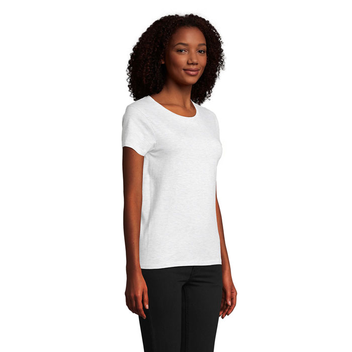 Femme portant t-shirt gris et pantalon noir
