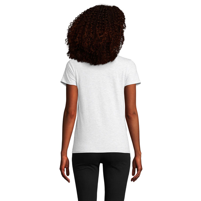 Vue de dos femme t-shirt blanc pantalon noir