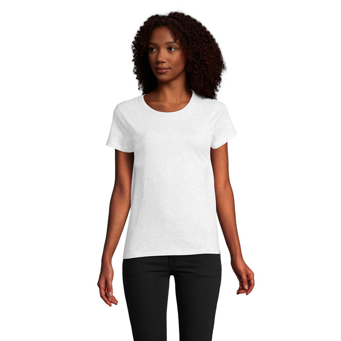 Femme portant t-shirt blanc uni et pantalon noir