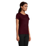 Femme portant t-shirt bordeaux manches courtes