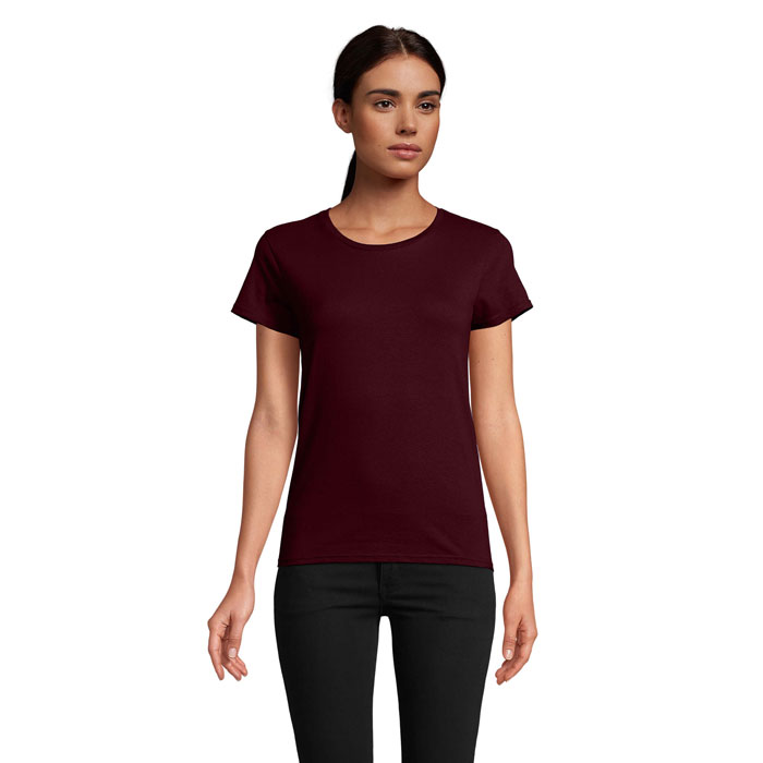 Femme portant t-shirt bordeaux manches courtes