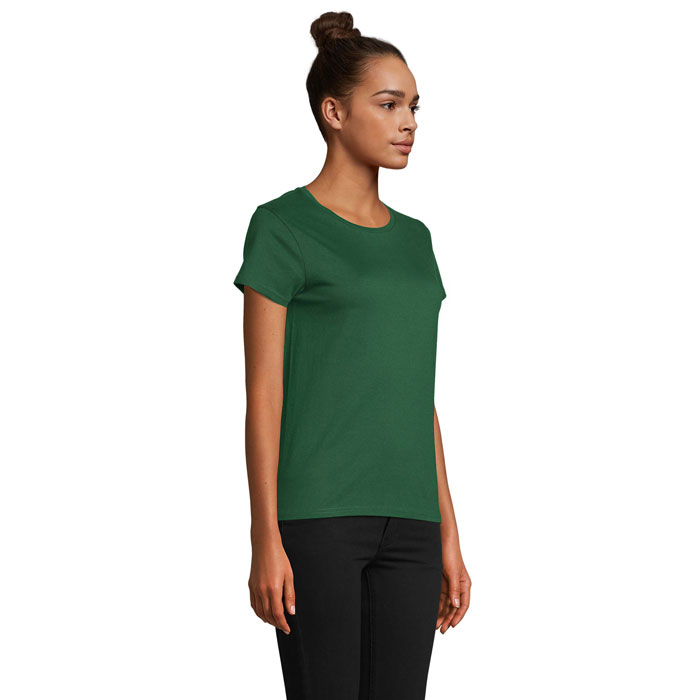 Femme portant t-shirt vert et pantalon noir