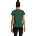 Femme de dos portant un t-shirt vert
