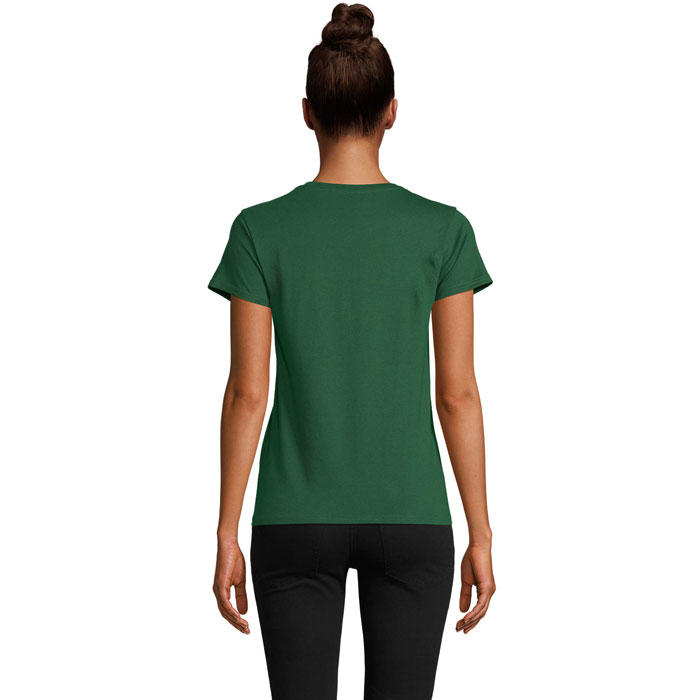 Femme de dos portant un t-shirt vert