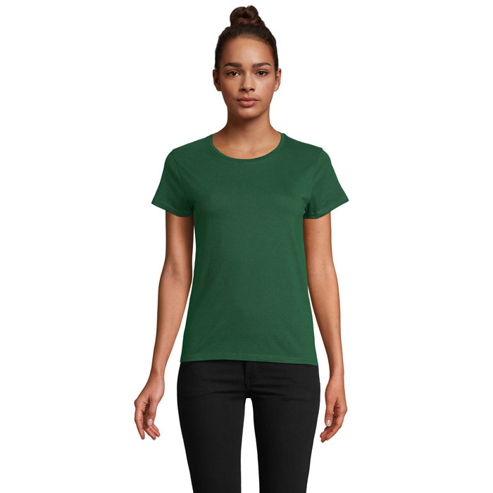 Femme portant t-shirt vert et pantalon noir