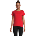 Femme portant t-shirt rouge et pantalon noir