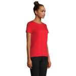 Femme portant un t-shirt rouge uni