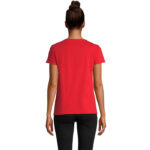 Femme de dos en t-shirt rouge