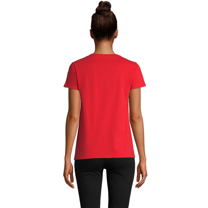 Femme de dos en t-shirt rouge