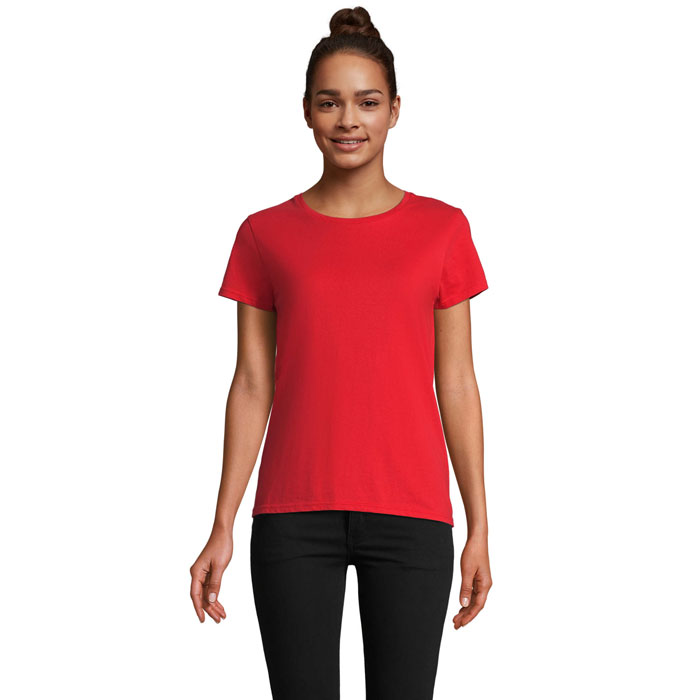 Femme portant t-shirt rouge et pantalon noir