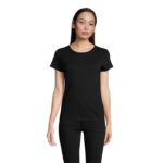 Femme portant un t-shirt noir uni