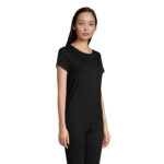 Femme portant t-shirt noir sur fond neutre