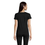 Femme de dos portant un t-shirt noir