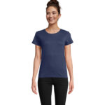 Femme portant t-shirt bleu marine uni