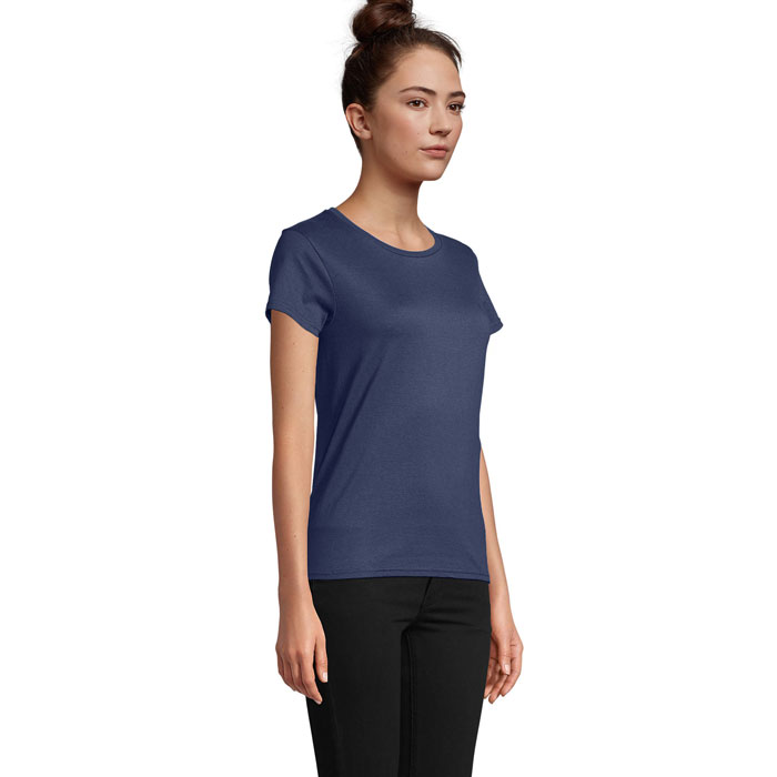 Femme portant un t-shirt bleu uni