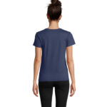 Dos d’une femme en t-shirt bleu marine