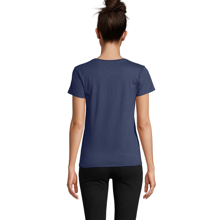 Dos d’une femme en t-shirt bleu marine