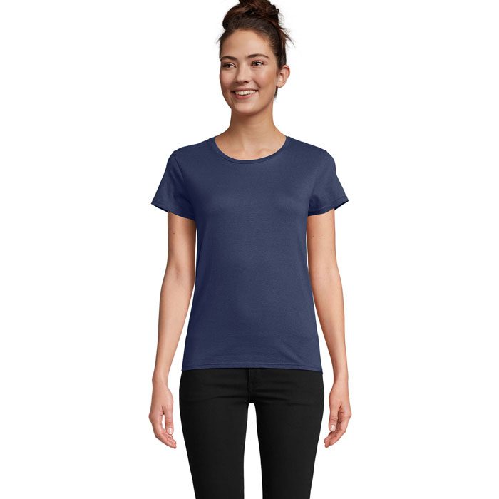 Femme portant t-shirt bleu marine uni