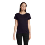Femme portant t-shirt noir uni sur fond blanc