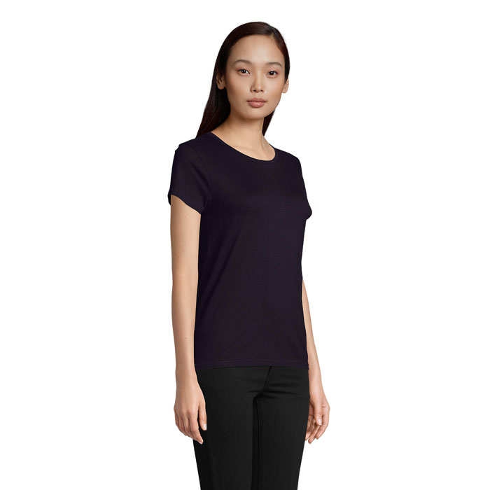 Femme portant t-shirt noir et pantalon noir