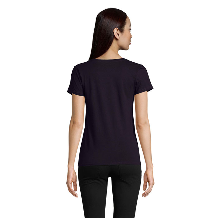 Femme de dos portant t-shirt noir uni