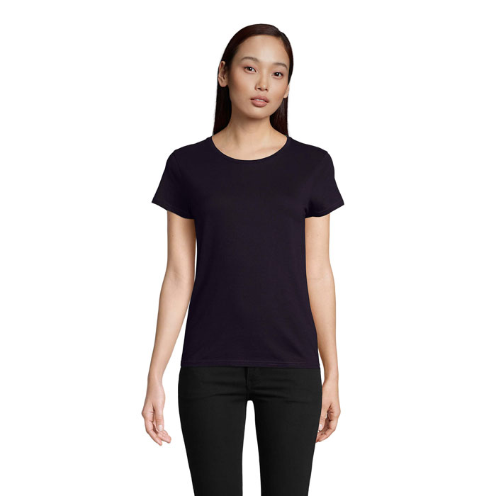 Femme portant t-shirt noir uni sur fond blanc