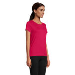 Femme portant t-shirt rose et pantalon noir