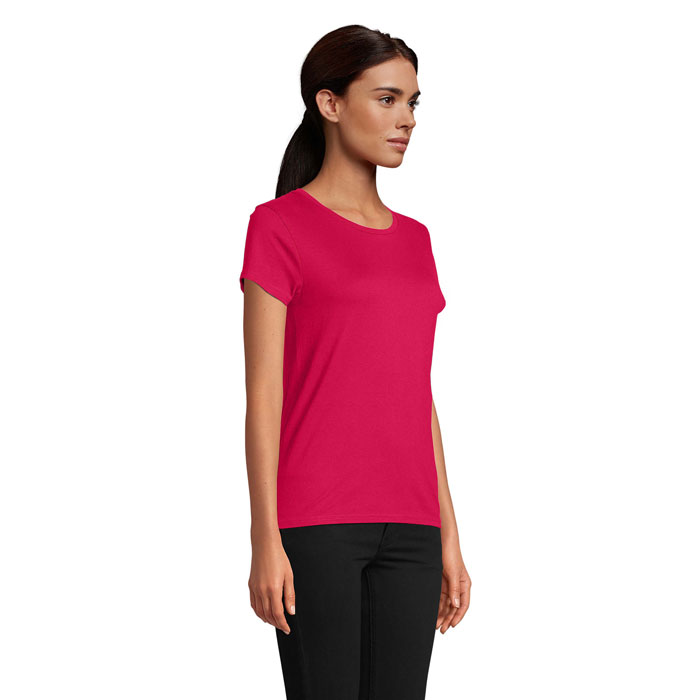Femme portant t-shirt rose et pantalon noir
