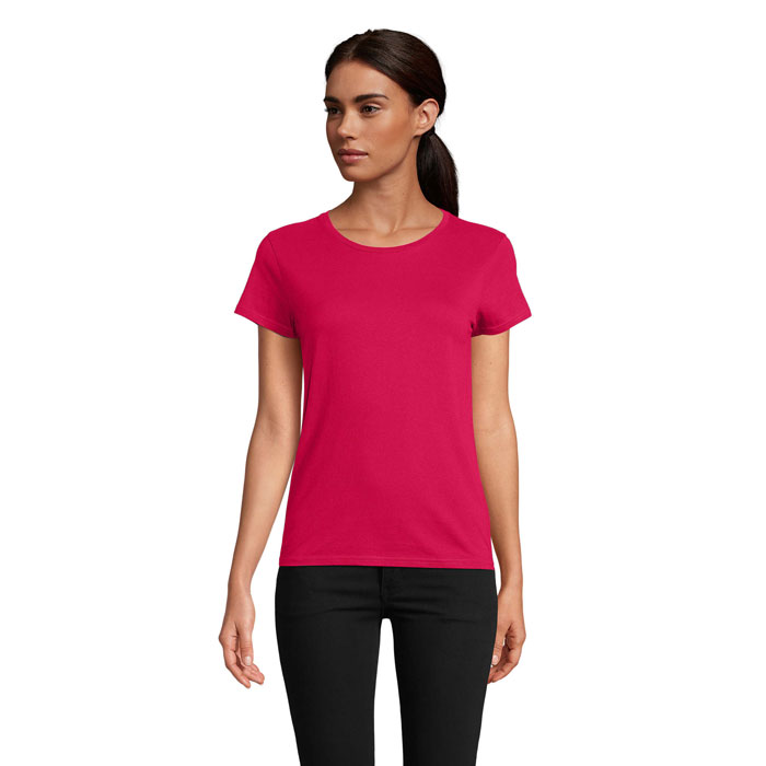 Femme portant un t-shirt rose uni