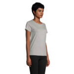 Femme portant t-shirt gris et pantalon noir