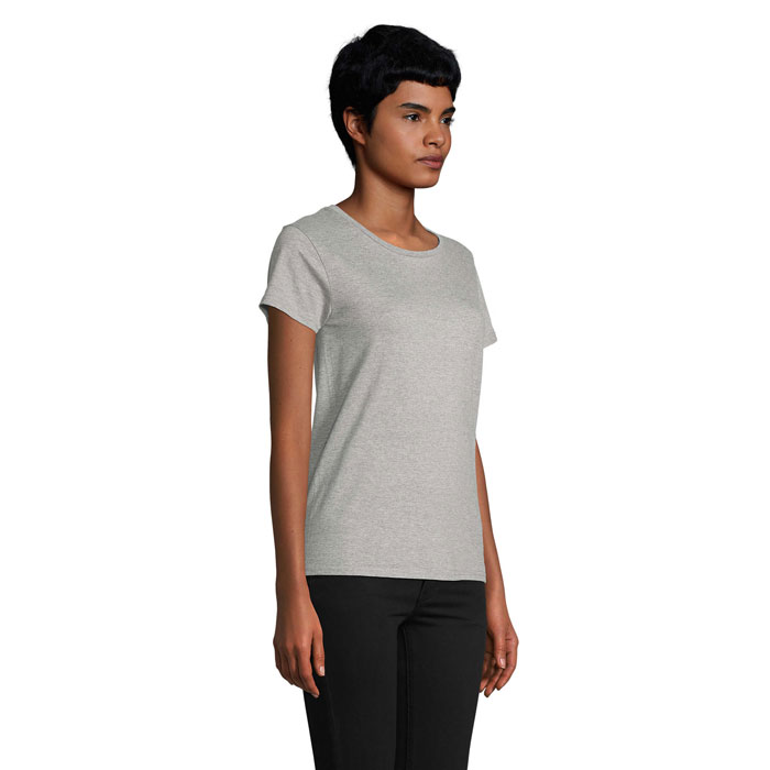 Femme portant t-shirt gris et pantalon noir