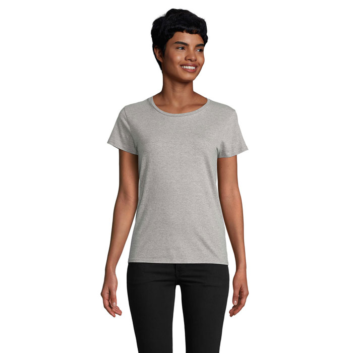 Femme portant t-shirt gris uni et pantalon noir