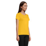 Femme portant t-shirt jaune sur fond neutre